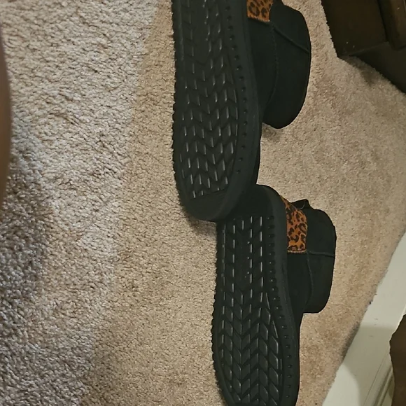 Koolaburra Black Ankle Boots With Leopard Print - Picture 4 of 6